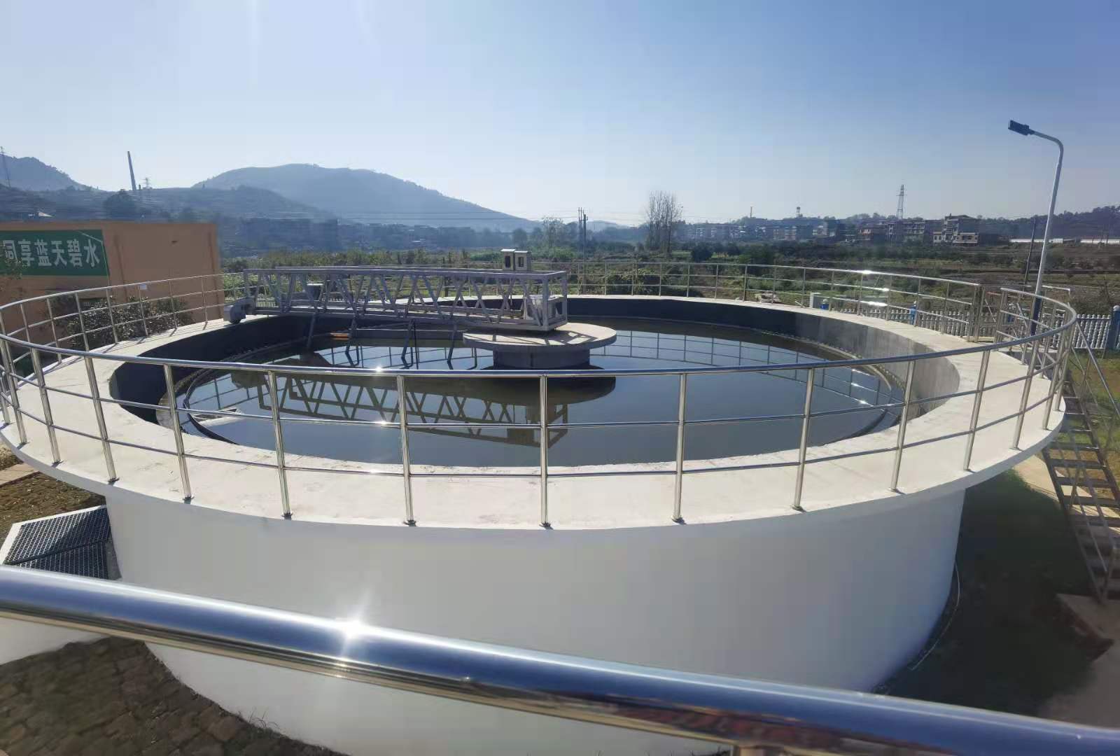 2021年年初，由我司承建的低莊鎮(zhèn)生活污水處理廠迎來環(huán)保驗收專家組現(xiàn)場考察與驗收，經(jīng)過專家驗收組團(tuán)隊嚴(yán)格的審查及客觀的評價，一致認(rèn)為本工程建設(shè)內(nèi)容、建設(shè)規(guī)模和環(huán)保措施符合環(huán)境影響評價文件及環(huán)評批復(fù)要求，滿...