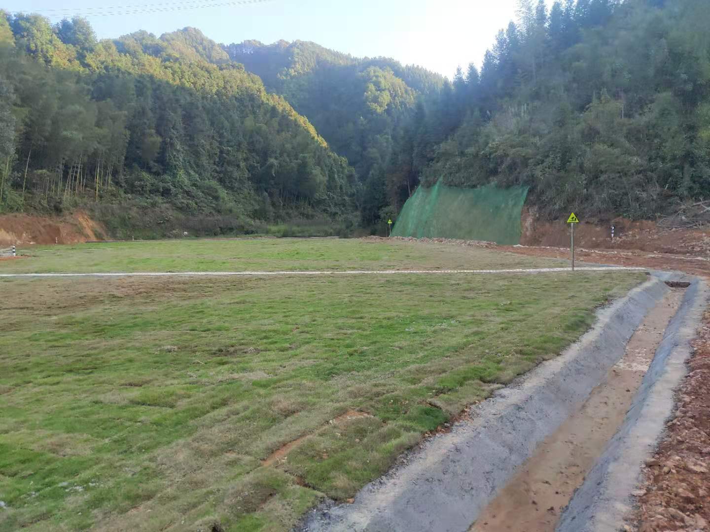 工程名稱：牛頭山冶煉廠污染場地及周邊土壤治理工程項目工程地點：湖南省金洞管理區(qū)金垌鎮(zhèn)黃河村建設(shè)規(guī)模：永州市金洞管理區(qū)牛頭山冶煉廠地治理范圍面積為9110㎡，重點區(qū)域主要包括遺留生產(chǎn)車間、廢渣及原料堆存區(qū)、...