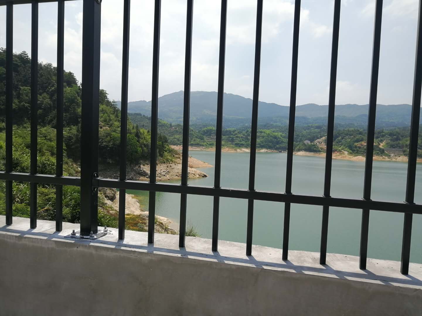 項目名稱：臨湘市何洞水庫、南山水庫、石灣水庫、水泉山水庫飲用水水源保護(hù)區(qū)綜合整治工程項目（EPC）建設(shè)地點：臨湘市長塘鎮(zhèn)、桃林鎮(zhèn)、詹橋鎮(zhèn)、白羊田鎮(zhèn)。建設(shè)規(guī)模和內(nèi)容：項目總投資1265.91萬元。（1）保護(hù)區(qū)規(guī)范...